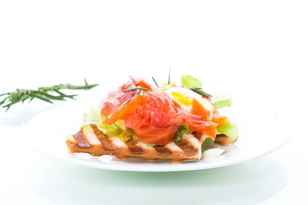 Gebratenes Brot Toast Mit Salatblättern Und Gesalzenem Roten Fisch Auf — Stockfoto