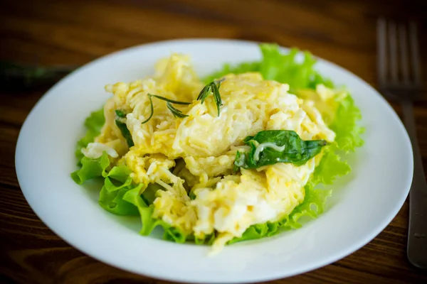 Frittata Fritta Con Vermicelli Sottili Con Foglie Insalata Piatto Tavolo — Foto Stock