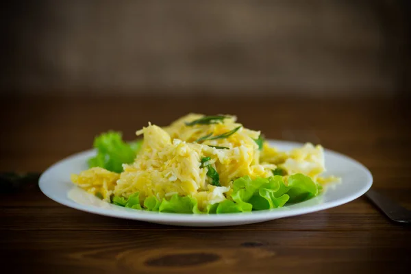 Omelete Frito Com Vermicelli Fino Com Folhas Salada Uma Chapa — Fotografia de Stock