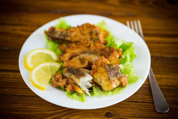 Tahta Bir Masada Marul Limonlu Hake Balığı — Stok fotoğraf