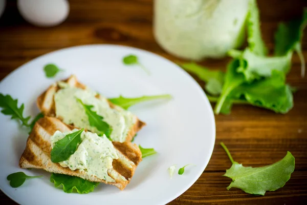 Grüner Brotaufstrich Aus Rucola Quark Und Eiern Mit Gebratenem Toast — Stockfoto