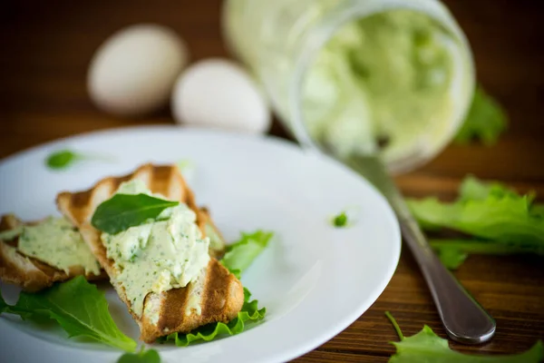 Grüner Brotaufstrich Aus Rucola Quark Und Eiern Mit Gebratenem Toast — Stockfoto