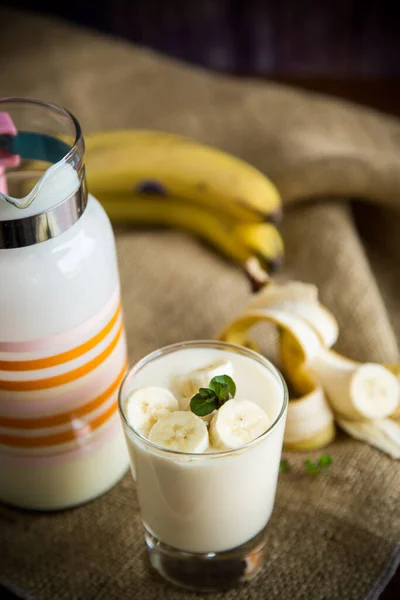 Yogur Casero Sabroso Dulce Con Plátanos Vaso Sobre Una Mesa — Foto de Stock