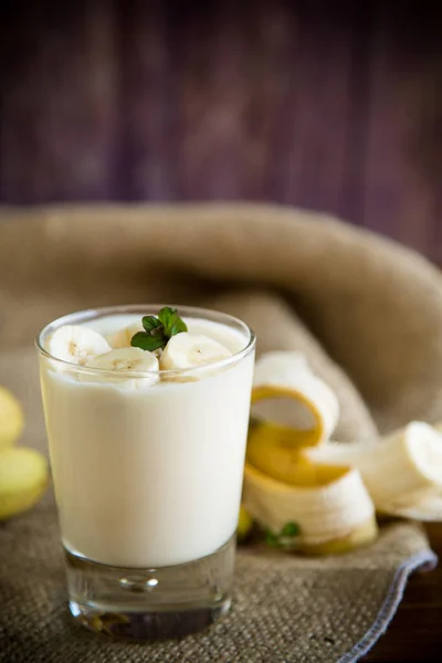 Söt Välsmakande Hemlagad Yoghurt Med Bananer Ett Glas Ett Träbord — Stockfoto