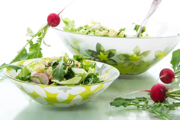 Frühlingssalat Aus Frühgemüse Salatblättern Radieschen Und Kräutern Einem Auf Weißem — Stockfoto