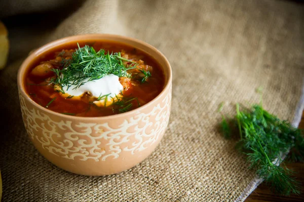 Sopa Remolacha Caliente Con Crema Agria Hierbas Rollos Tazón Cerámica — Foto de Stock