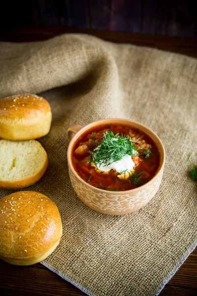 Sopa Remolacha Caliente Con Crema Agria Hierbas Rollos Tazón Cerámica — Foto de Stock