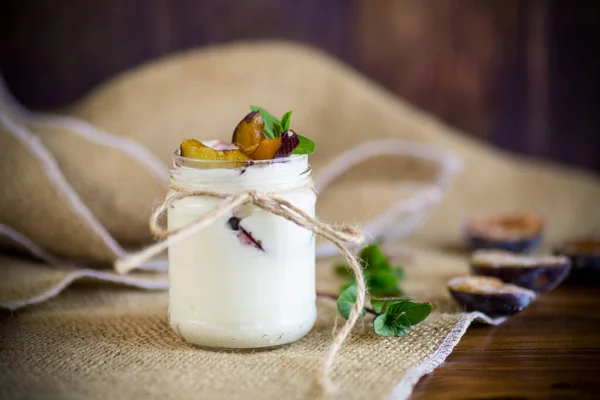 Homemade Sweet Yogurt Slices Ripe Plums Glass Table — Stock Photo, Image