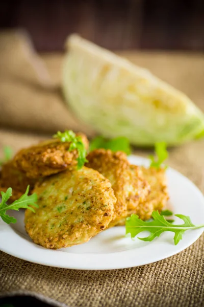 Panquecas Repolho Fritas Vegetarianas Vegetais Uma Chapa Uma Mesa Madeira — Fotografia de Stock