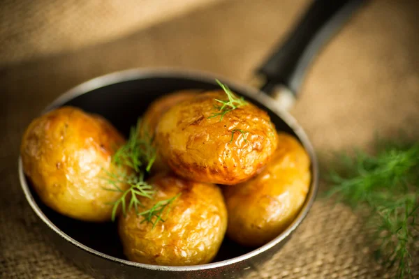 Ціла Смажена Молода Картопля Сковороді Столі — стокове фото