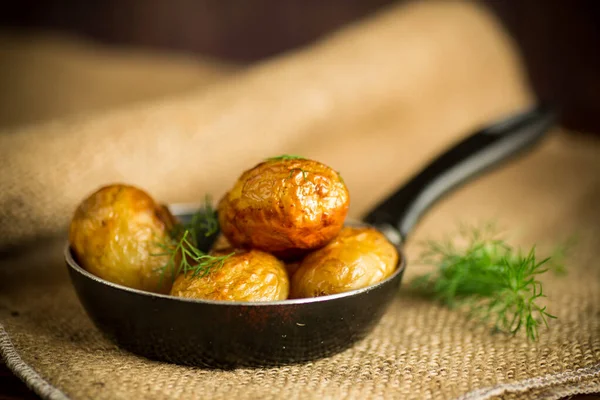 Patate Giovani Fritte Intere Una Padella Sul Tavolo — Foto Stock