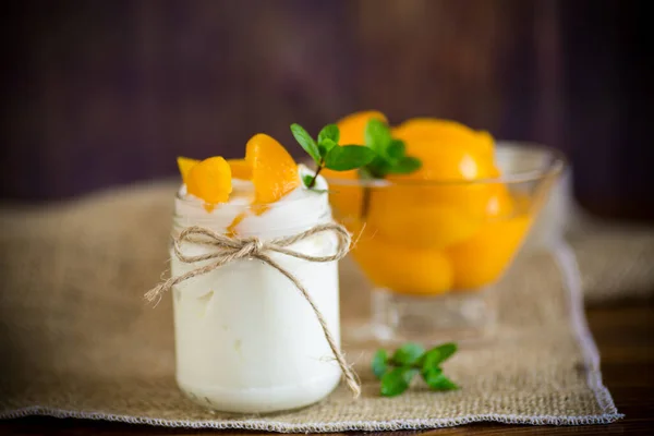 Hemlagad Söt Yoghurt Med Skivor Inlagda Persikor Glasburk Ett Träbord — Stockfoto