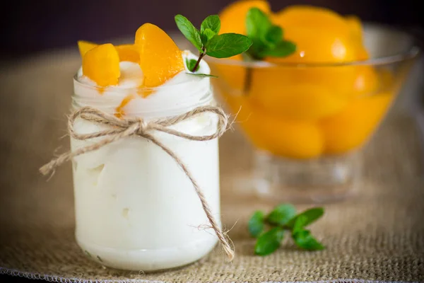 自制甜酸奶 在木制桌子上的玻璃瓶里放上几片腌制桃子 — 图库照片