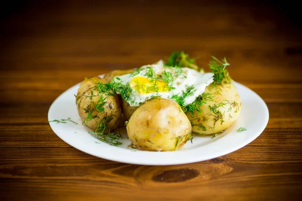 Pommes Terre Bouillies Avec Oeuf Frit Aneth Dans Une Assiette — Photo