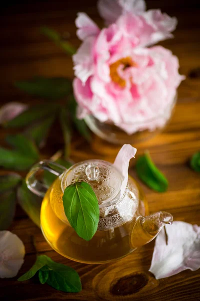 Καλοκαιρινό Τσάι Λουλούδι Από Ροδοπέταλα Μια Γυάλινη Τσαγιέρα Ξύλινο Τραπέζι — Φωτογραφία Αρχείου