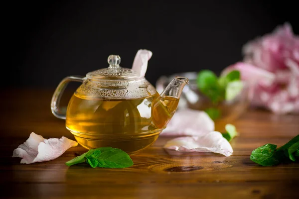 Chá Flor Verão Pétalas Rosa Bule Chá Vidro Uma Mesa — Fotografia de Stock