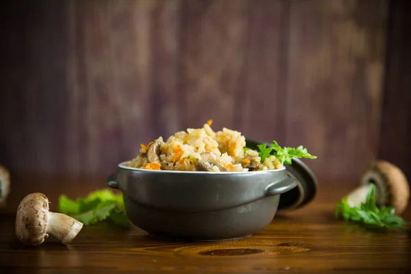 Arroz Cozido Vegetariano Com Cogumelos Uma Tigela Cerâmica Mesa — Fotografia de Stock