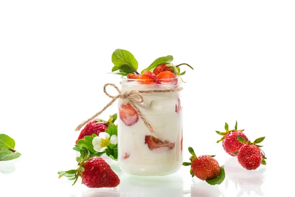 Dolce Yogurt Fatto Casa Con Fragole Fresche Mature Barattolo Isolato — Foto Stock