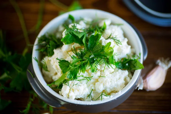 Queso Cottage Casero Salado Con Ajo Hierbas Tazón Sobre Una — Foto de Stock