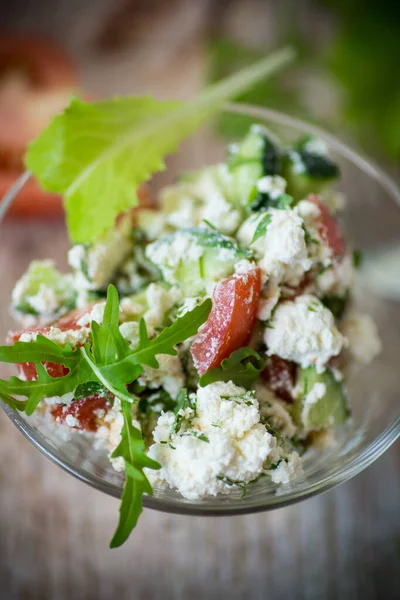 Insalata Ricotta Fresca Con Cetrioli Pomodori Con Erbe Aromatiche Una — Foto Stock