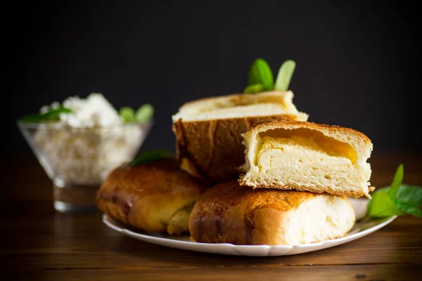 甘い自家製焼きケーキコテージチーズ付き木製テーブル — ストック写真
