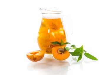 Yaz soğuk kayısı kompostosu cam sürahide.