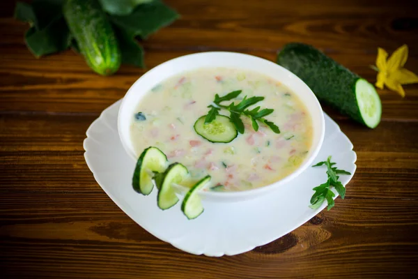 Sopa Pepino Verano Con Verduras Plato Sobre Una Mesa Madera —  Fotos de Stock