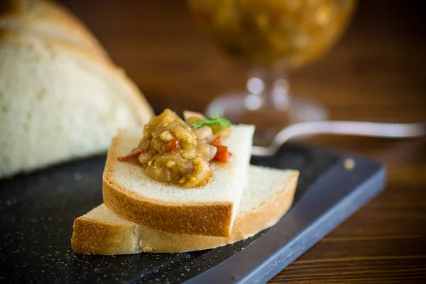 Gekochter Auberginen Kaviar Mit Gewürzen Und Brot Auf Einem Holztisch — Stockfoto