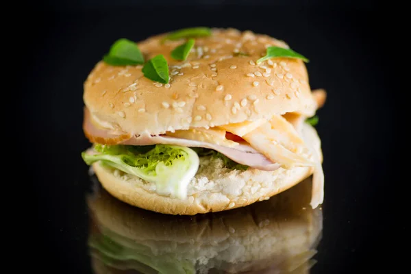 Sanduíche matinal com bacon, queijo e ervas — Fotografia de Stock