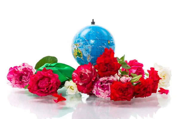 Globe with books and flowers on a white background — Stock Photo, Image