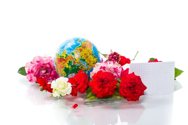 Globo con libros y flores sobre fondo blanco —  Fotos de Stock