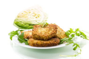 Sebzeli vejetaryen kızarmış lahana krepleri.