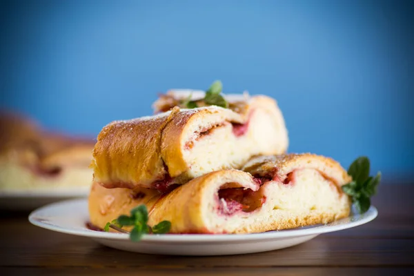 Сладкий пирог с дрожжами и ягодами — стоковое фото