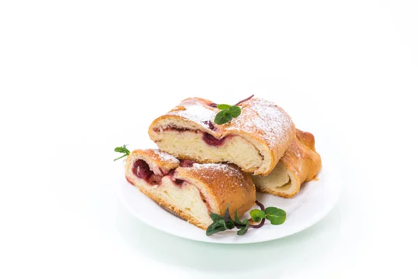 Солодкий запечений дріжджовий пиріг з ягодами — стокове фото