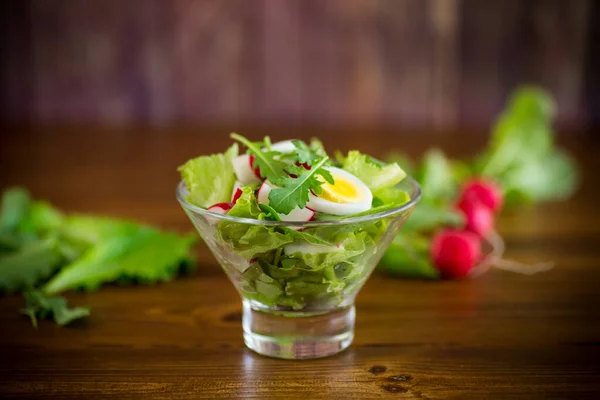 春色拉配牛油果、煮熟的鸡蛋、新鲜萝卜、玻璃碗里的色拉叶 — 图库照片