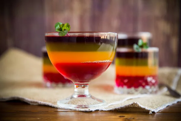 Doce geleia de sopro de frutas multi-coloridas em uma xícara de vidro — Fotografia de Stock