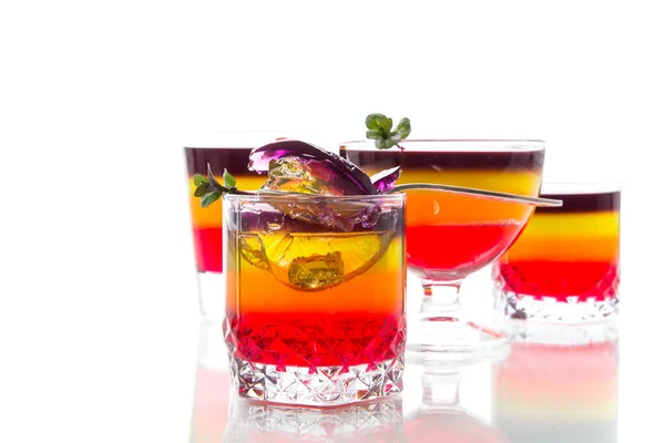 Dulce jalea de soplo de fruta multicolor en una taza de vidrio —  Fotos de Stock