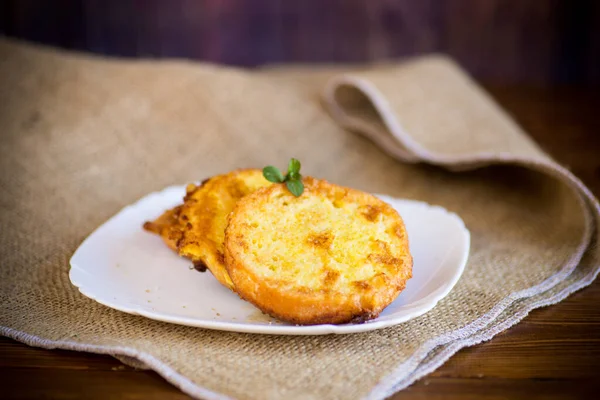 Round bread croutons fried in batter in a plate — Stock Photo, Image