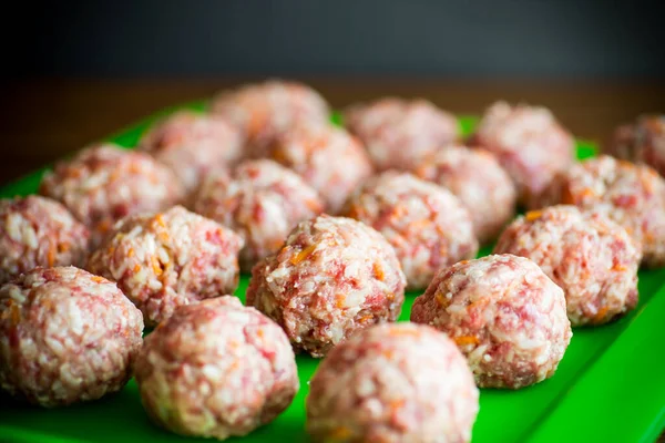 Råa köttbullar från nötkött och fläsk med morötter och ris — Stockfoto