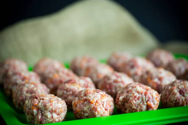 Råa köttbullar från nötkött och fläsk med morötter och ris — Stockfoto