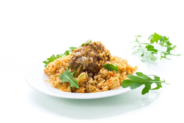 Semole di bulgur bollite con verdure e polpette in un piatto — Foto Stock