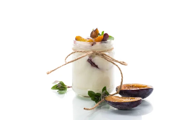 Domácí sladký jogurt s plátky zralých švestek ve sklenici — Stock fotografie