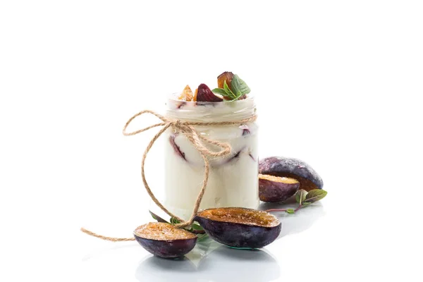 Yogurt dolce fatto in casa con fette di prugne mature in un bicchiere — Foto Stock