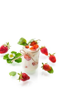 Kavanozda taze çilekli ev yapımı yoğurt.