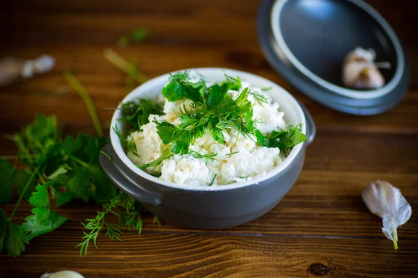 Queso cottage casero salado con ajo y hierbas en un tazón —  Fotos de Stock