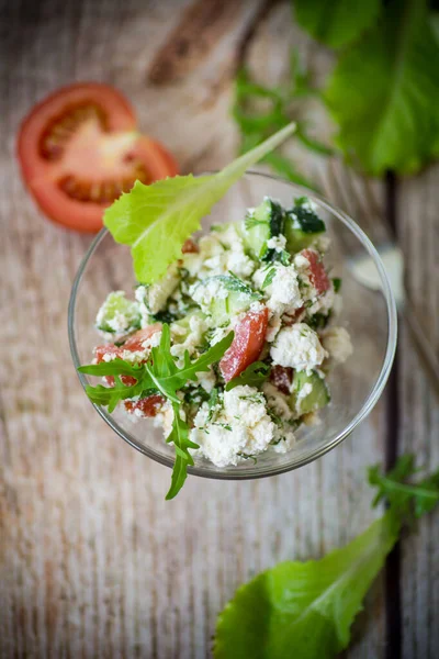 Insalata di fiocchi di latte fresca con cetrioli e pomodori con erbe in una ciotola — Foto Stock