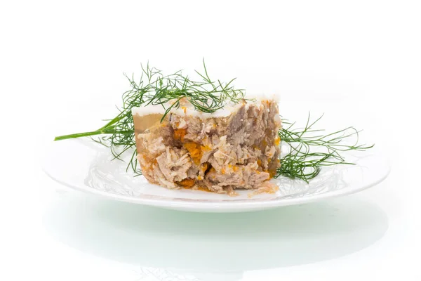 흰 배경에 놓인 접시에 담겨 있는 쌀쌀 한 젤리 고기 조각 — 스톡 사진