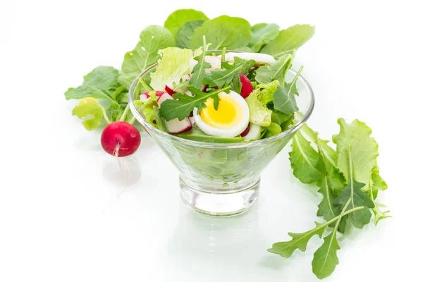 Bahar Salatası Roka Haşlanmış Yumurta Taze Turp Beyaz Arka Planda — Stok fotoğraf