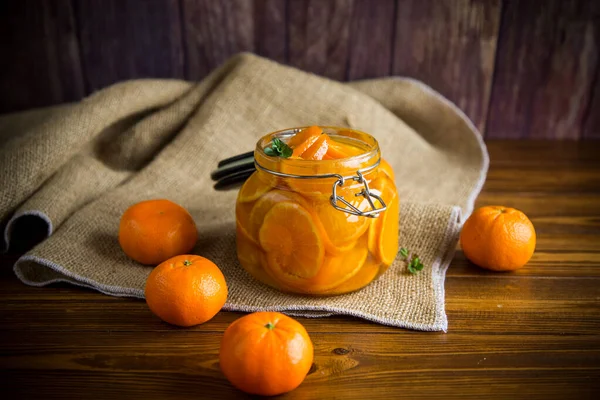 Mermelada Mandarina Dulce Frasco Vidrio Sobre Una Mesa Madera —  Fotos de Stock