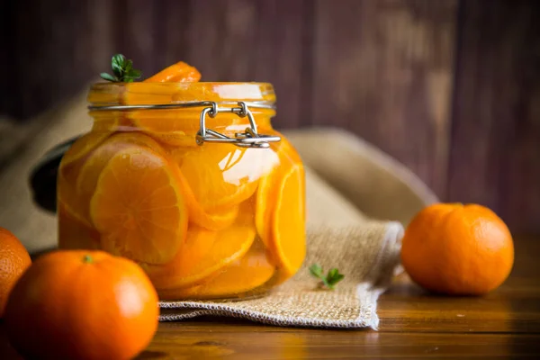 Mermelada Mandarina Dulce Frasco Vidrio Sobre Una Mesa Madera —  Fotos de Stock